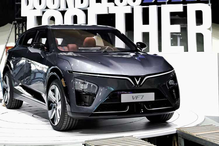 VinFast VF7 tại Việt Nam sẽ có hai phiên bản Base và Plus, được thiết bởi Torino Design (Italy) chắp bút. Đây là mẫu xe điện thứ 6 trong dải sản phẩm SUV thuần điện, phủ đủ các phân khúc từ A đến E của VinFast.