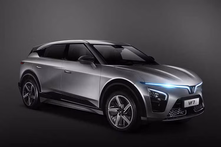 Trong khi ddó, VinFast VF7 phiên bản Plus sử dụng hai động cơ điện trên hai trục bánh xe, cho tổng công suất tối đa lên tới 260 kW (tương đương 349 mã lực) và mô-men xoắn cực đại 500 Nm. Phiên bản này sử dụng với bộ pin dung lượng 75,3 kWh, giúp xe có thể di chuyển quãng đường tối đa lên tới 431 km/lần sạc đầy (theo tiêu chuẩn WLTP).