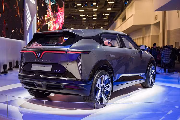 Mui xe vuốt xuôi về phía sau kiểu coupe, cùng hốc bánh xe lớn, la-zăng hợp kim lên tới 20 inch, góp phần tạo nên vẻ đẹp mạnh mẽ và thể thao. Với chiều dài 4.545mm (chiều dài cơ sở 2.840 mm), rộng 1.890mm, cao 1.635,75mm và khoảng sáng gầm xe 190 mm, VF7 sở hữu không gian nội thất khoáng đạt, rộng rãi với dàn ghế được bọc da cao cấp. 