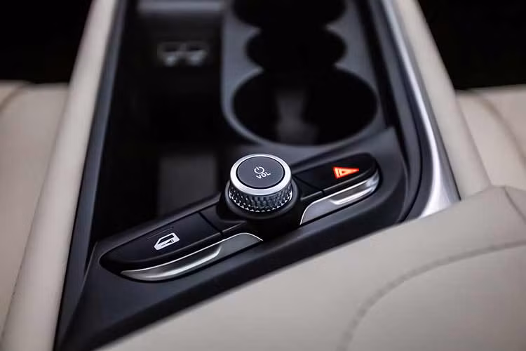 Riêng phiên bản VF7 Plus có thêm hệ thống hỗ trợ lái xe nâng cao ADAS (với 11 tính năng cơ bản và 15 tính năng nâng cao) như giám sát hành trình thích ứng, cảnh báo chệch làn, cảnh báo va chạm phía trước, cảnh báo phương tiện cắt ngang phía sau, cảnh báo điểm mù, cảnh báo mở cửa, phanh tự động khẩn cấp phía trước, hệ thống camera 360 độ...