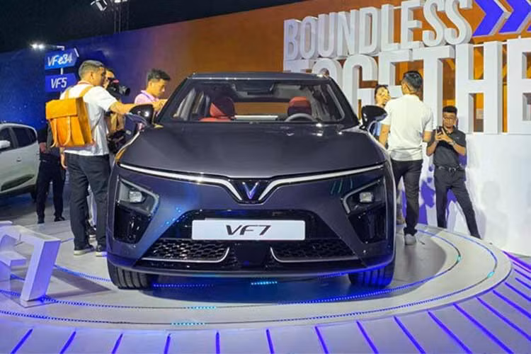 VinFast VF7 có hai phiên bản Base và Plus, được thiết kế theo ngôn ngữ “Vũ trụ phi đối xứng” (Asymmetric Aerospace) do Torino Design (Italy) chắp bút, hiện thân cho sự tự do, công nghệ, thời thượng và cá tính. Đầu và đuôi xe được định vị nổi bật bởi dải đèn LED hình cánh chim đặc trưng của VinFast.