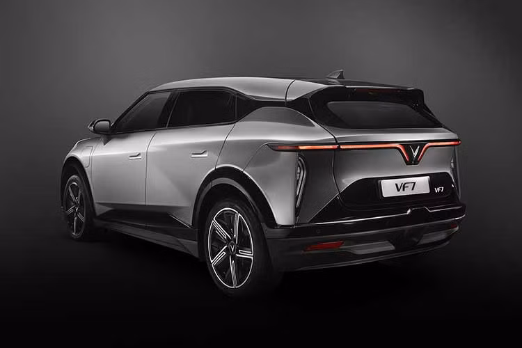 VinFast VF7 phiên bản Base được trang bị một động cơ điện có công suất tối đa 130 kW (174 mã lực), mô-men xoắn cực đại 250 Nm cùng bộ pin dung lượng 59,6 kWh, cho phép di chuyển quãng đường tối đa 375 km/lần sạc đầy (theo tiêu chuẩn WLTP).