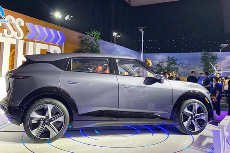 SUV điện VinFast VF7 2024 đã lần đầu tiên trình làng trong triển lãm Điện tử Tiêu dùng (CES) 2022 diễn ra vào đầu năm ngoái dưới dạng xe concept. Ở bản thương mại, mẫu ôtô điện này sở hữu thiết kế không thay đổi nhiều so với xe concept từng ra mắt thị trường Việt Nam và thế giới.