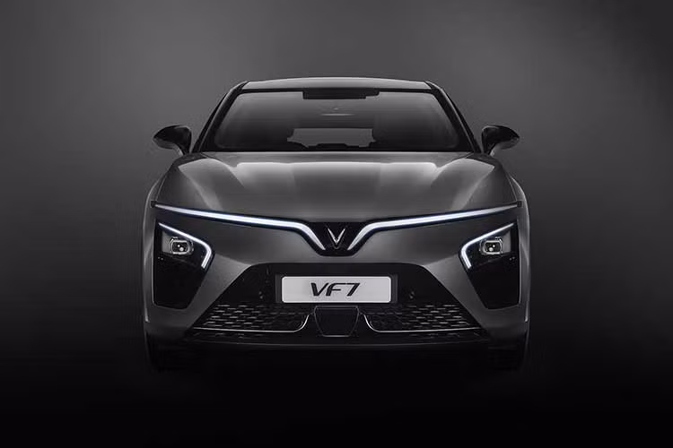 Cả hai phiên bản của mẫu xe SUV Vinfast VF7 mới đều sở hữu gói dịch vụ thông minh VF Connect: trợ lý ảo có khả năng tương tác bằng giọng nói tiếng Việt đa vùng miền, hỗ trợ điều khiển xe và hỏi - đáp, chức năng gọi cứu hộ tự động; giám sát và cảnh báo xâm nhập trái phép…