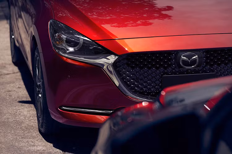 Ngay cả cụm đèn pha LED tiêu chuẩn của Mazda2 2020 cũng được tái thiết kế nên trông thanh mảnh và sắc sảo hơn trước. Đây là lần đầu tiên dòng xe cỡ B này được trang bị hệ thống đèn pha LED thích ứng dù chỉ là tùy chọn. Theo hãng Mazda, hệ thống này sử dụng 20 đi-ốt điều khiển độc lập, có thể tắt một phần ở chế độ chiếu xa để tránh gây chói mắt cho những tài xế khác.