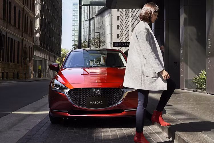 Bước sang phiên bản mới, Mazda2 đã thay đổi đáng kể trong thiết kế ngoại thất. Điểm nhấn đầu tiên của Mazda2 mới chính là phần đầu xe theo phong cách của Mazda6 nâng cấp. Điều này được thể hiện qua viền lưới tản nhiệt mạ crôm dày dặn hơn và ôm lấy khu vực bên dưới cụm đèn pha.