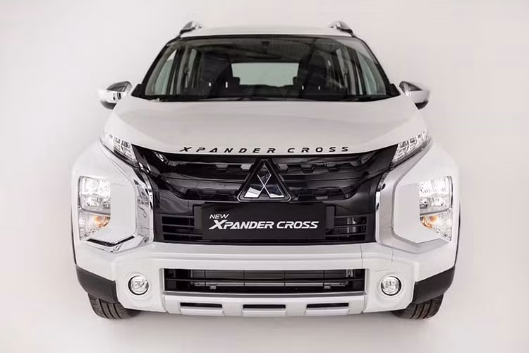 Khác với Xpander mới, Mitsubishi Xpander Cross 2022 mới không thay đổi nhiều trong thiết kế ngoại thất. Trên thực tế, mẫu xe Xpander Cross 2022 nâng cấp mới không được áp dụng phong cách thiết kế đầu xe mới như Xpander 2022.