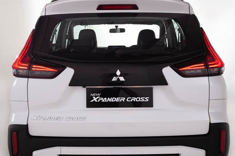 Trên đầu xe, Mitsubishi Xpander Cross 2022 vẫn được trang bị lưới tản nhiệt, đèn pha, đèn LED định vị ban ngày, hốc gió trung tâm, đèn sương mù và tấm ốp gầm phía trước như cũ. Hãng Mitsubishi chỉ bổ sung tem chữ nổi "Xpander Cross" màu đen trên trên nắp ca-pô, sát với lưới tản nhiệt, cho mẫu MPV lai SUV này.