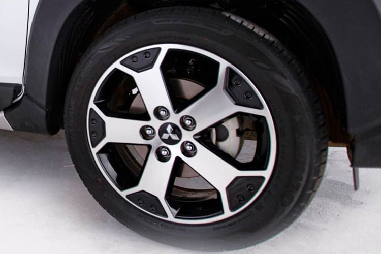 Tương tự đầu xe, thiết kế sườn xe và phía sau của Mitsubishi Xpander Cross 2022 thế hệ mới cũng không thay đổi, bao gồm cả vành la-zăng.