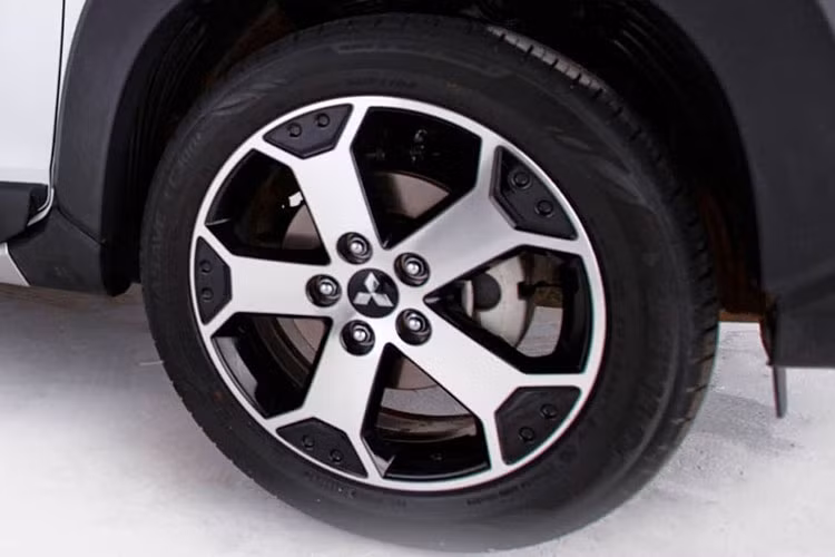 Tương tự đầu xe, thiết kế sườn xe và phía sau của Mitsubishi Xpander Cross 2022 thế hệ mới cũng không thay đổi, bao gồm cả vành la-zăng.