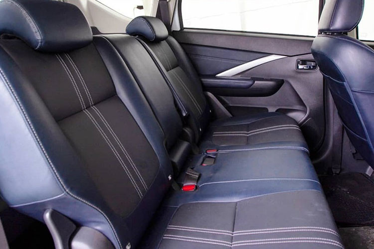 Tương tự Xpander mới, Mitsubishi Xpander Cross 2022 cũng có bệ tì tay trung tâm ở hàng ghế đầu có thể chứa 4 chai nước 600 ml và đi kèm cổng USB Type A cũng như Type C để phục vụ hành khách phía sau. Trong khi đó, bệ tì tay ở hàng ghế thứ hai có thêm chỗ đựng cốc mới.