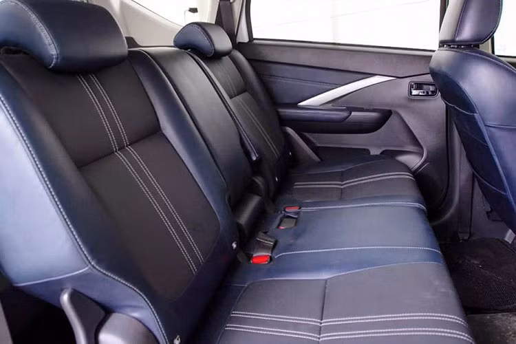 Tương tự Xpander mới, Mitsubishi Xpander Cross 2022 cũng có bệ tì tay trung tâm ở hàng ghế đầu có thể chứa 4 chai nước 600 ml và đi kèm cổng USB Type A cũng như Type C để phục vụ hành khách phía sau. Trong khi đó, bệ tì tay ở hàng ghế thứ hai có thêm chỗ đựng cốc mới.