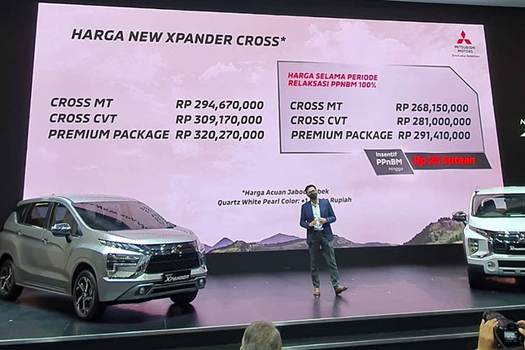 Tại thị trường Indonesia, Mitsubishi Xpander Cross 2022 sẽ có 3 bản trang bị là Premium Package CVT, CVT và MT cùng 5 màu sơn, bao gồm trắng, bạc (mới), đen, xám cũng như cam. Trong khi đó, nội thất của xe sẽ có 1 màu là đen phối xanh đậm.