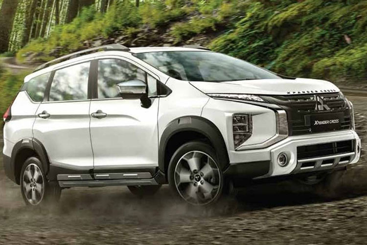 Theo công bố từ phía hãng xe Nhật Bản - điểm nhấn của Mitsubishi Xpander Cross 2022 nằm ở trang bị mới, giống Xpander 2022. Bên trong mẫu MPV 7 chỗ này là không gian nội thất phối 2 màu đen và xanh đậm.