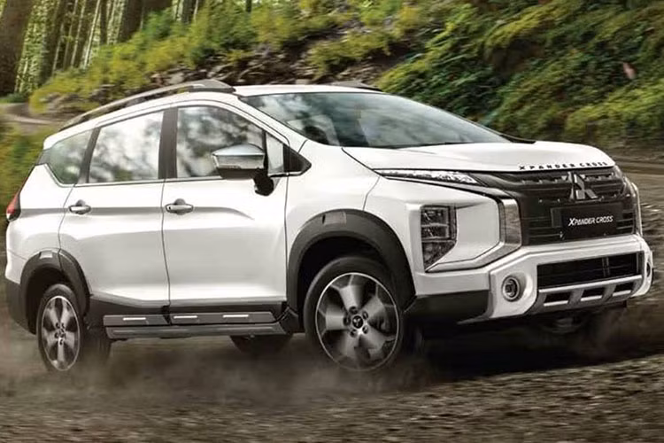 Theo công bố từ phía hãng xe Nhật Bản - điểm nhấn của Mitsubishi Xpander Cross 2022 nằm ở trang bị mới, giống Xpander 2022. Bên trong mẫu MPV 7 chỗ này là không gian nội thất phối 2 màu đen và xanh đậm.