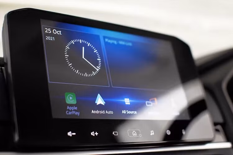 Bên dưới là cụm điều khiển trung tâm mới với phanh tay cũ được đổi thành phanh tay điện tử hiện đại hơn. Đi kèm với đó là tính năng tự động giữ phanh tạm thời mới. Trên cụm điều khiển trung tâm còn có thêm chỗ đặt điện thoại thông minh lớn hơn trước.