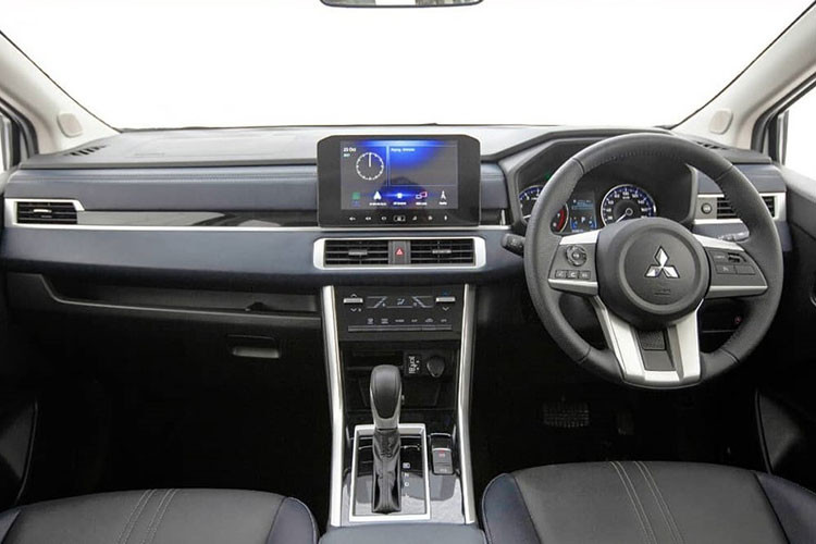 Bên trong Mitsubishi Xpander Cross 2022 là không gian nội thất phối 2 màu và mặt táp-lô có nhiều chi tiết nằm ngang, tạo cảm giác rộng rãi hơn, giống với Xpander mới. Mitsubishi Xpander Cross 2022 cũng có vô lăng mới và màn hình thông tin giải trí dạng cảm ứng tăng kích thước lên 9 inch. Trong khi đó, hệ thống điều hòa đi kèm màn hình hiển thị LCD và nút chỉnh dạng cuộn mới.