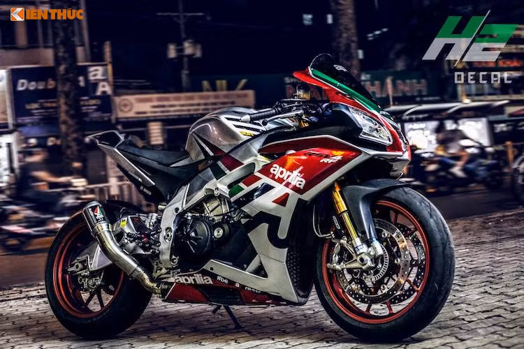 Siêu môtô Aprilia RSV4 RF là một trong những mẫu sportbike gọn gàng nhất trên thị trường ở thời điểm hiện tại. Mẫu xe này cũng sử hữu nhiều công nghệ đua, giúp Aprilia giành 4 danh hiệu giải đua World Superbike. Xe kế thừa hưởng thiết kế tương tự các phiên bản RSV4 trước đó nhưng đã có nhiều cải tiến tương tự xe đua WSBK.