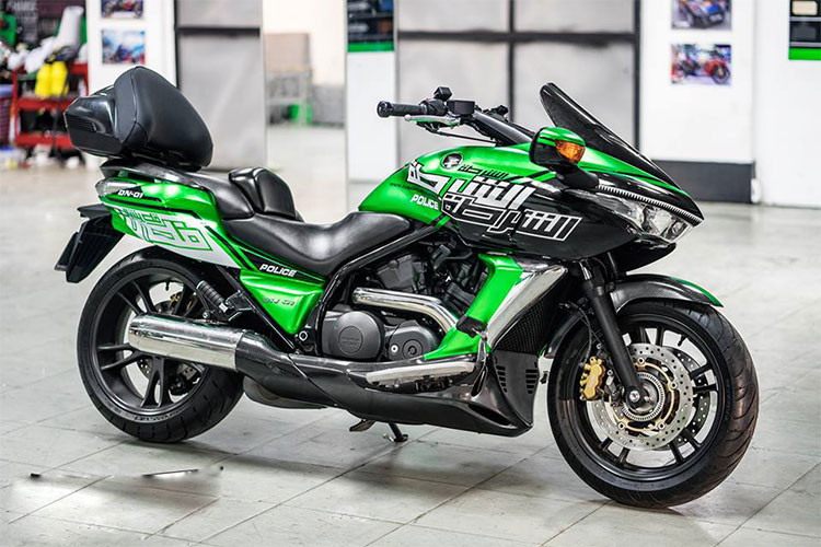 Được sinh ra với một thế hệ động cơ hoàn toàn mới và có sức mạnh vượt trội, hãng xe máy Honda đã ứng dụng cho chiếc môtô DN-01 này nhiều cải tiến mới, đặc biệt là hệ thống hộp số truyền động. Cụ thể, Honda DN-01 sử dụng hộp số tự động (CVT) có cơ cấu tương tự như trên xe hơi.