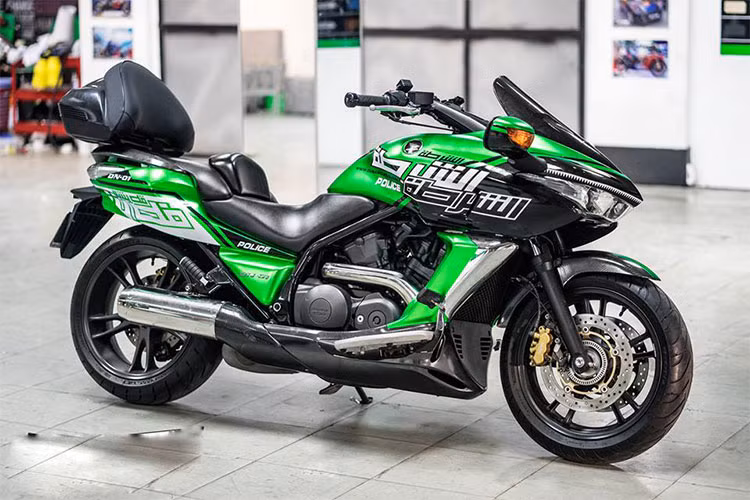 Được sinh ra với một thế hệ động cơ hoàn toàn mới và có sức mạnh vượt trội, hãng xe máy Honda đã ứng dụng cho chiếc môtô DN-01 này nhiều cải tiến mới, đặc biệt là hệ thống hộp số truyền động. Cụ thể, Honda DN-01 sử dụng hộp số tự động (CVT) có cơ cấu tương tự như trên xe hơi.