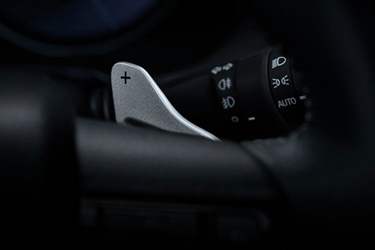 Đáng chú ý trên mẫu xe Toyota Fortuner Commander 2022 mới này phải kể đến những hệ thống an toàn như camera 360 độ, cảnh báo phương tiện cắt ngang khi lùi và phát hiện điểm mù. 