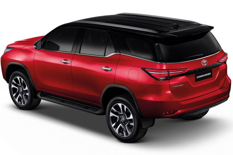 Ngoài ra, mẫu xe SUV Toyota Fortuner Commander 2022 còn được trang bị bộ vành hợp kim 20 inch, nằm trong lốp 265/50. Trên cửa cốp sau có logo "Commander" mới.
