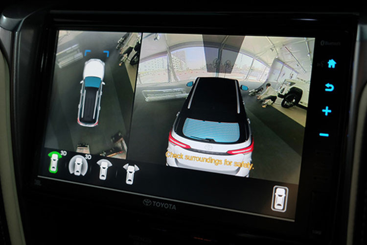 Những trang bị tiêu chuẩn của Toyota Fortuner Commander 2022 bao gồm màn hình đa thông tin MID trong bảng đồng hồ, màn hình thông tin giải trí dạng cảm ứng 8 inch, hỗ trợ Apple CarPlay và hệ thống âm thanh 6 loa.