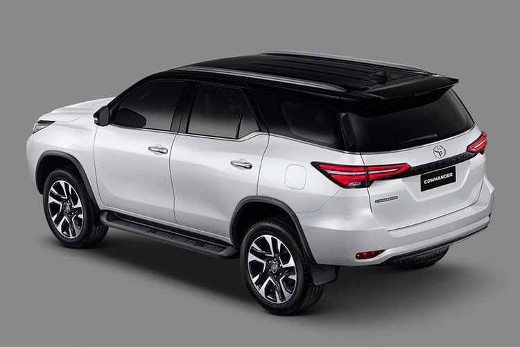 So với bản tiêu chuẩn, Toyota Fortuner Commander 2022 có khá nhiều thay đổi, cả trong lẫn ngoài. Cụ thể, phiên bản đặc biệt của mẫu SUV hạng D này được bổ sung hàng loạt chi tiết ngoại thất màu đen bóng như viền bao quanh lưới tản nhiệt, tấm ốp gầm bên dưới cản trước, ốp gương chiếu hậu, nóc, bệ bước chân bên sườn và nẹp giữa đèn hậu.