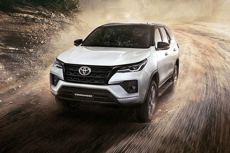 Toyota Fortuner là một trong những mẫu SUV cỡ trung bán chạy tại thị trường Thái Lan. Như để tri ân khách hàng ở thị trường này, hãng Toyota đã tung ra phiên bản đặc biệt mới của Fortuner, mang tên Toyota Fortuner Commander 2022 mới. Xe được phát triển dựa trên Toyota Fortuner bản thường chứ không phải Fortuner Legender.