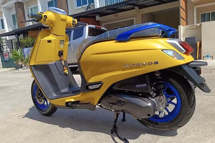 Lô xe tay ga Honda Giorno+ 125 về Việt Nam có 2 phiên bản gồm bản CBS và ABS. Mức giá xe Honda Giorno+ 125 bán ra lần lượt 92,8 triệu và 97,8 triệu đồng.