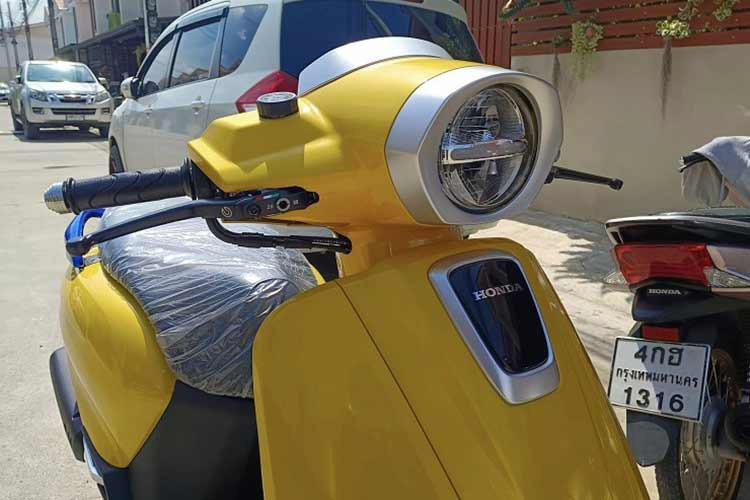 Mức giá bán này đang cao gấp đôi so với giá tại Thái Lan, khi phiên bản ABS có giá niêm yết 66.900 baht (khoảng gần 46 triệu đồng), còn phiên bản CBS có giá bán 61.900 baht (khoảng 42,5 triệu đồng).