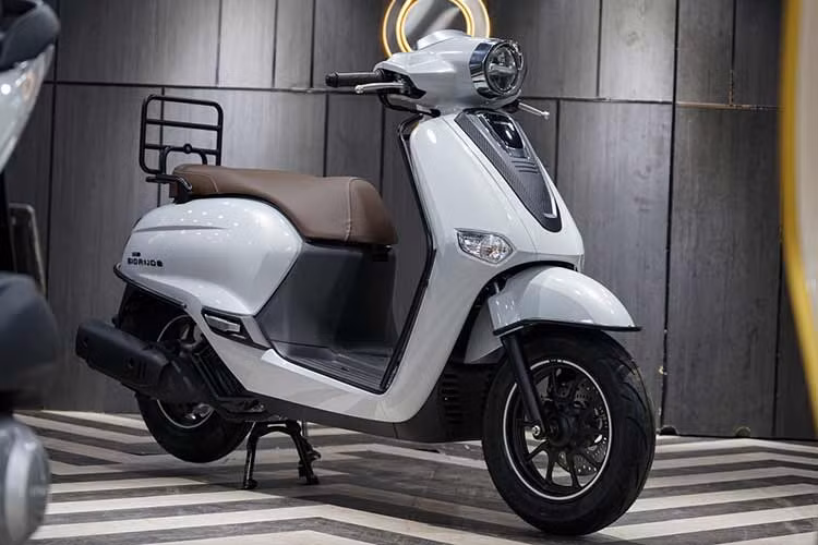 Tuy nhiên, Honda Giorno+ 2023 mới lắp ráp tại Thái Lan mới được các cửa hàng xe máy tư nhân đưa về Việt Nam là mẫu xe tay ga hoàn toàn mới mang phong cách cổ điển đậm chất châu Âu vfa phù hợp với giới trẻ.