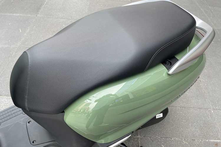 Ngoài ra, Honda Giorno+ 125 cũng được trang bị hệ thống chìa khóa thông minh smartkey hiện đại. Hốc chứa đồ đầu xe của Giorno có kèm cả công sạc USB tiện dụng cho nhu cầu sạc smartphone, tablet... khi cần.