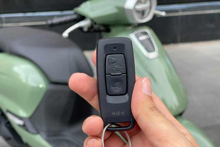 Về trang bị, Honda Giorno+ 125 sở hữu phanh đĩa trước, tang trống sau kèm công nghệ CBS phân bổ lực phanh đều hai bánh giúp tăng cường an toàn khi vận hành. Đối với phiên bản ABS xe có thêm hệ thống chống bó cứng phanh ABS giúp đảm bảo tốt hơn.