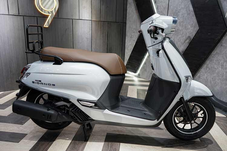 Thực tế, tên gọi Giorno đã được Honda sử dụng cho một mẫu xe tay ga 50cc sản xuất, phân phối tại Nhật Bản, mẫu xe này cũng từng được một số cửa hàng kinh doanh xe nhập khẩu không chính hãng phân phối tại Việt Nam.