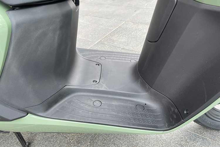 Mẫu tay ga Honda Giorno+ 125 về Việt Nam còn sở hữu cốp chứa đồ rộng tới 30 lít phía dưới yên xe rất tiện lợi cho nhu cầu chứa đồ đạc, vật dụng.