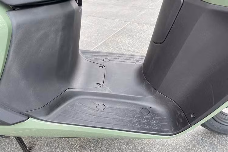 Mẫu tay ga Honda Giorno+ 125 về Việt Nam còn sở hữu cốp chứa đồ rộng tới 30 lít phía dưới yên xe rất tiện lợi cho nhu cầu chứa đồ đạc, vật dụng.