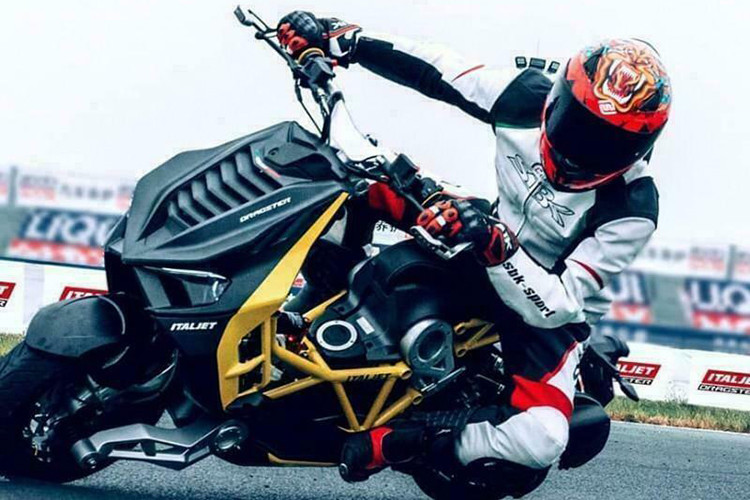 Mức giá xe Itajet Dragster 2021 dự kiến sẽ vào khoảng hơn 146 triệu đồng tùy phiên bản động cơ gồm 125 và 200 phân khối. Mặc dù Italjet ít được biết đến nhưng thiết kế của hãng xe này rất độc đáo và Dragster là một ví dụ điển hình. 