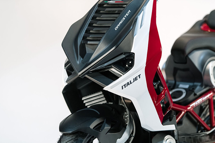 Nhờ thiết kế lạ mắt với dàn áo bị lột sạch để lộ mọi chi tiết khung sườn và động cơ. Dragster được trang bị các góc cạnh sắc nét và phần khung xe hình lưới mắt cáo nổi bật. Đèn xe được sử dụng công nghệ LED và được thiết kế nằm thấp ở phía dưới mặt nạ trước nhìn khá ngầu. 