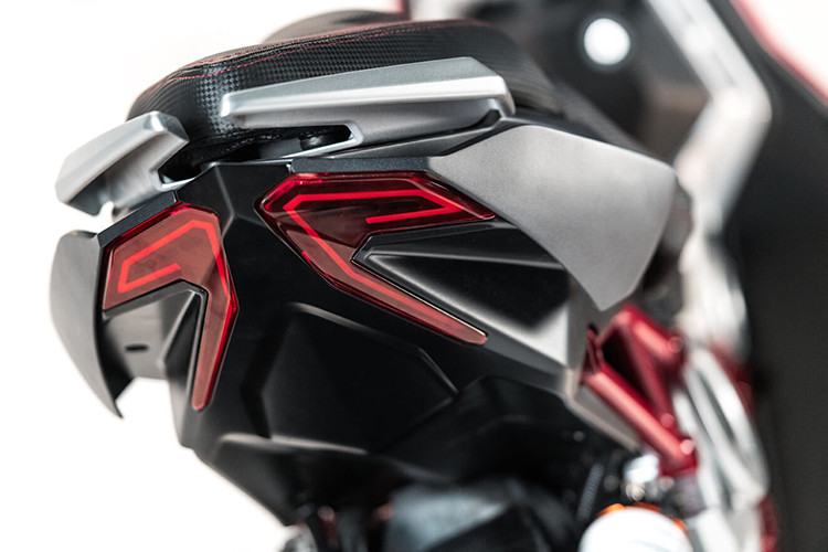 Cả 2 phiên bản xe tay ga Itajet Dragster 2021 mới đều được trang bị phuộc có thể tuỳ chỉnh được, phanh đĩa trước sau. Ngoài ra, đèn xi nhan trước được gắn liền với gù tay lái nhìn khá lạ mắt.