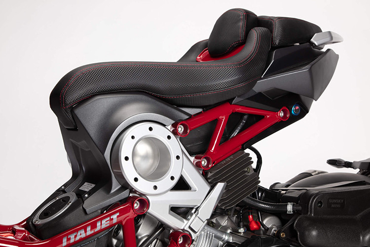 Lốp trước của Dragster có kích thước 120/70R12 và lốp sau có kích thước 150/70R13. Dragster 200 cc nặng 112 kg và Dragster 125 cc nặng 108 kg.