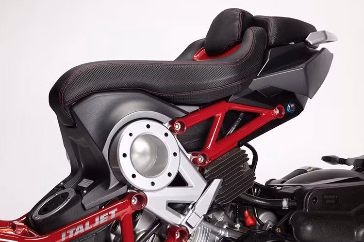 Lốp trước của Dragster có kích thước 120/70R12 và lốp sau có kích thước 150/70R13. Dragster 200 cc nặng 112 kg và Dragster 125 cc nặng 108 kg.