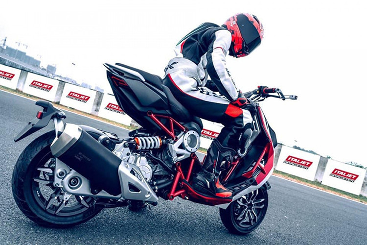 Ở phiên bản mới, Itajet Dragster 2021 được phối lại màu theo màu cờ của nước Ý với 3 màu chủ đạo bao gồm xanh, trắng và đỏ khá đẹp mắt. Chiếc xe sẽ chỉ được bán ra tại thị trường Nhật Bản từ tháng 9 tới đây.