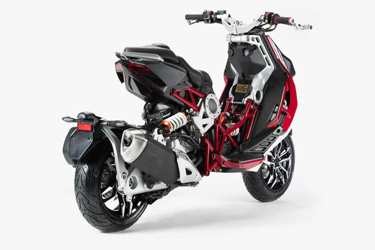 Mới đây, mẫu xe tay ga này đã được hãng xe Ý cập nhật màu mới cho phiên bản Itajet Dragster 2021 mới tuyệt đẹp. Đáng chú ý, thiết kế của mẫu scooter thể thao này mang phong cách rô-bốt biến hình.