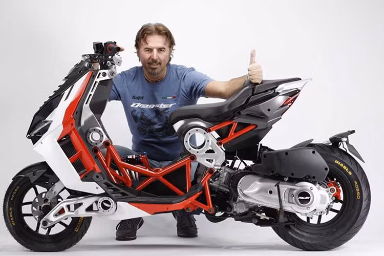 Cả 2 loại đều sử dụng động cơ của 4 thì của Aprilia. Phiên bản Italjet Dragster 200 cc sở hữu động cơ 20 mã lực còn phiên bản 125 cc thì chỉ có 15 mã lực. Cả 2 động cơ này đều làm mát bằng dung dịch và sử dụng bộ ly hợp khô.