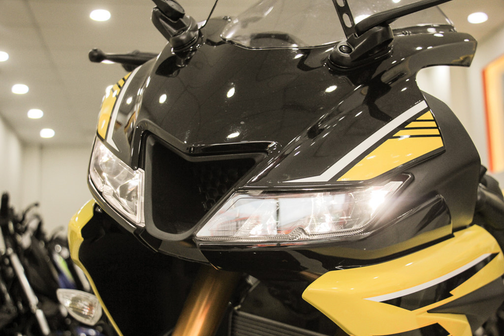 Yamaha YZF-R15 V3 ra mắt thị trường Việt Nam vào tháng 11/2017. Với nét thiết kế thể thao, cá tính, cùng nhiều chi tiết thừa hưởng từ những đàn anh như R6, R1, chiếc xe thu hút nhiều sự quan tâm của các tín đồ môtô, đặc biệt là giới trẻ.