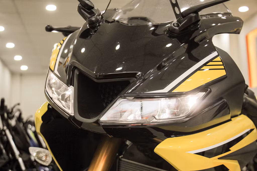 Yamaha YZF-R15 V3 ra mắt thị trường Việt Nam vào tháng 11/2017. Với nét thiết kế thể thao, cá tính, cùng nhiều chi tiết thừa hưởng từ những đàn anh như R6, R1, chiếc xe thu hút nhiều sự quan tâm của các tín đồ môtô, đặc biệt là giới trẻ.