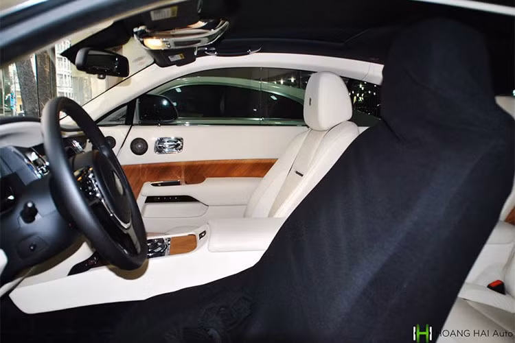 Những chi tiết thiết kế bên trong của Rolls-Royce Wraith khiến người khó tính nhất cũng không thể chê vào đâu được. Các vật liệu đắt tiền được sắp xếp đẹp mắt giúp cho khoang lái của xe tạo nên vẻ đẹp sang trọng.