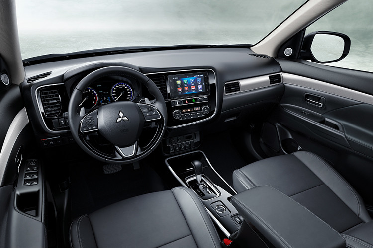 Nội thất bên trong phiên bản 2.4 CVT Premium cũng tương tự như bản 2.0 CVT Premium với ghế bọc da cùng những điểm mới ở lần nâng cấp giữa vòng đời này là vô-lăng 3 chấu bọc da tích hợp đầy đủ các nút điều chỉnh chức năng hiện đại.