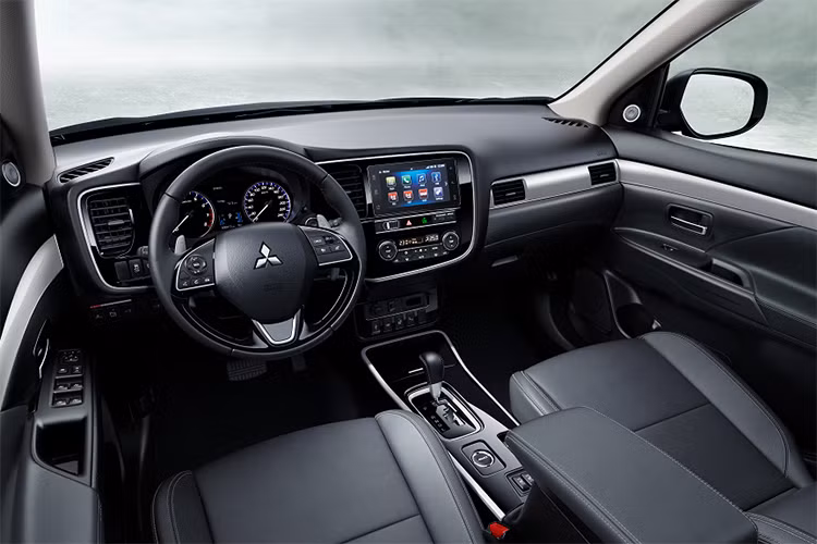 Nội thất bên trong phiên bản 2.4 CVT Premium cũng tương tự như bản 2.0 CVT Premium với ghế bọc da cùng những điểm mới ở lần nâng cấp giữa vòng đời này là vô-lăng 3 chấu bọc da tích hợp đầy đủ các nút điều chỉnh chức năng hiện đại.